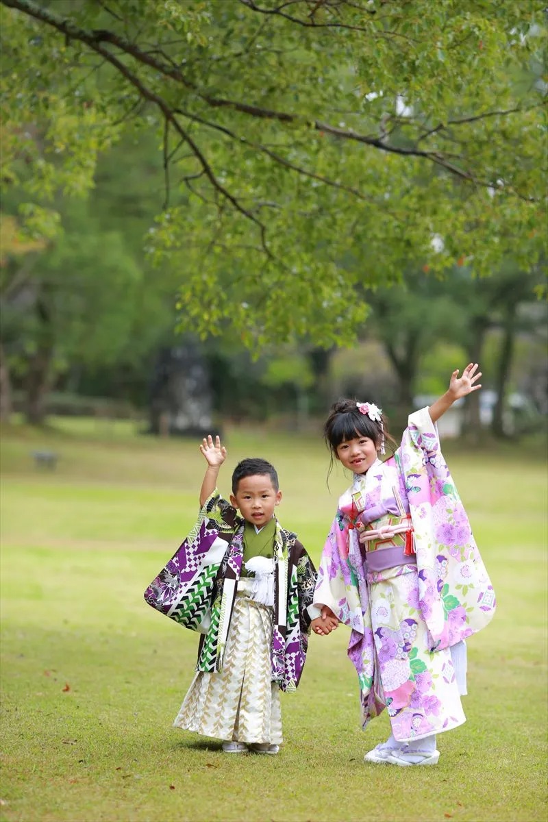 3歳男の子と7歳女の子和服姿